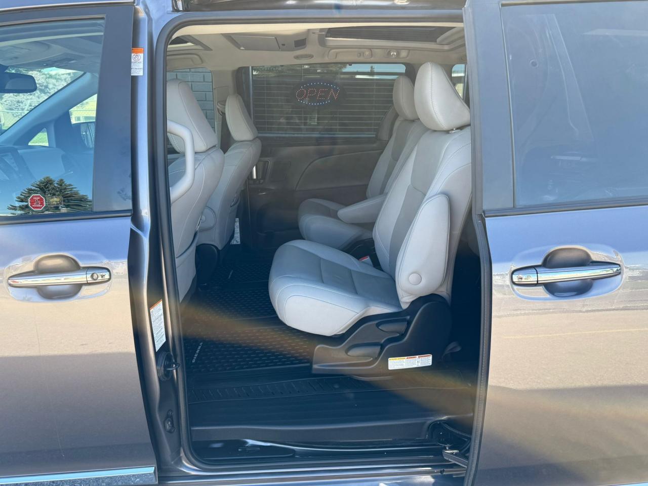 2020 Toyota Sienna XLE LIMITED 7-Passenger AWD - Photo #11