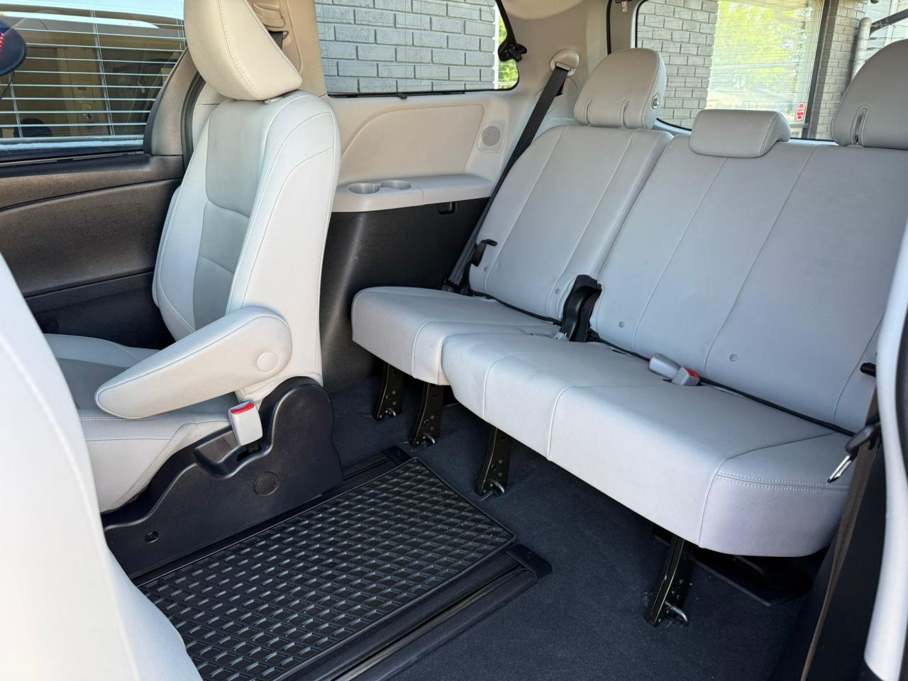 2020 Toyota Sienna XLE LIMITED 7-Passenger AWD - Photo #12