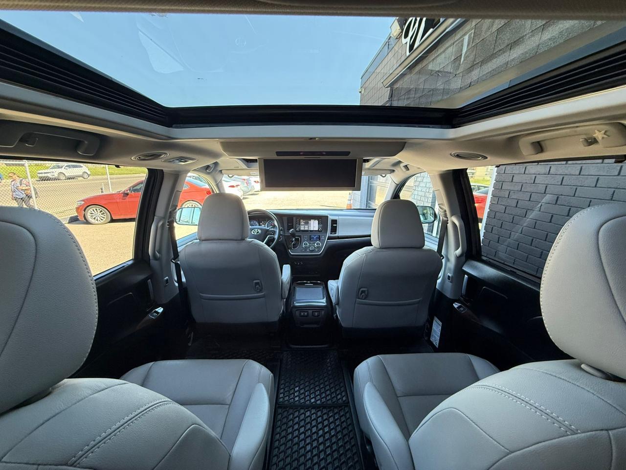 2020 Toyota Sienna XLE LIMITED 7-Passenger AWD - Photo #13