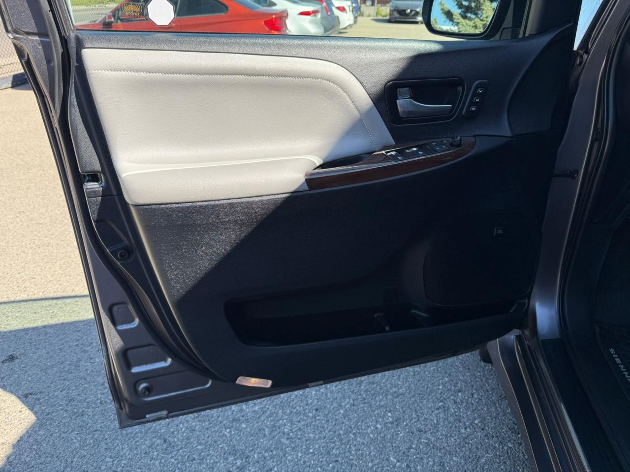 2020 Toyota Sienna XLE LIMITED 7-Passenger AWD - Photo #17