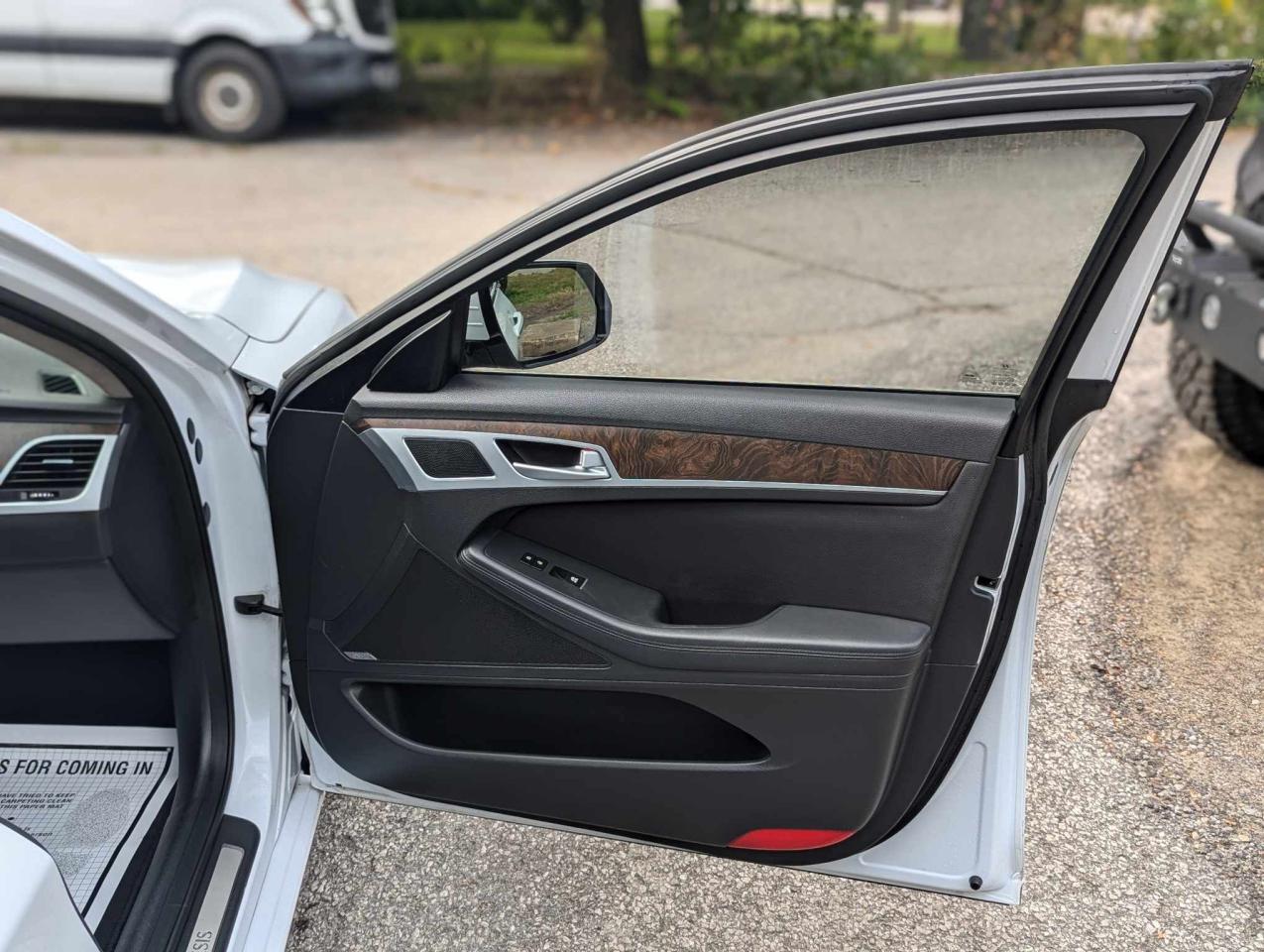 2015 Hyundai Genesis Ultimate - Photo #24