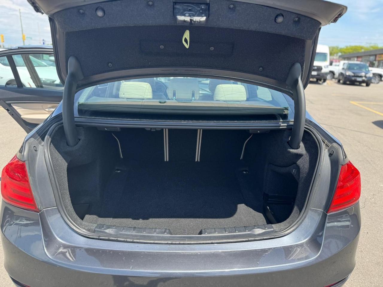 2013 BMW 3 Series AWD LOW KM LEATHER SUNROOF BLUETOOTH NEW BRAKES - Photo #12