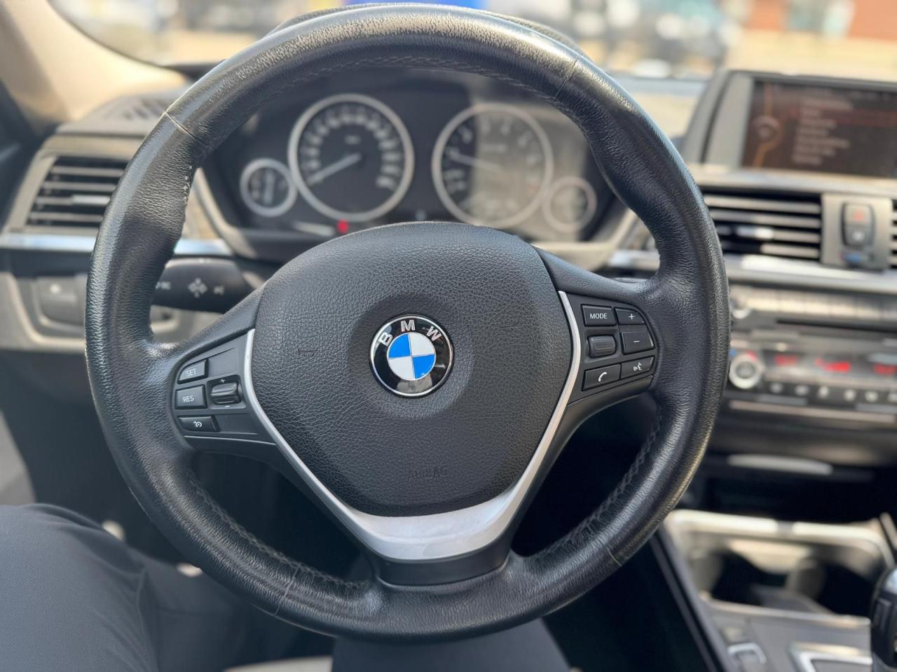2013 BMW 3 Series AWD LOW KM LEATHER SUNROOF BLUETOOTH NEW BRAKES - Photo #16