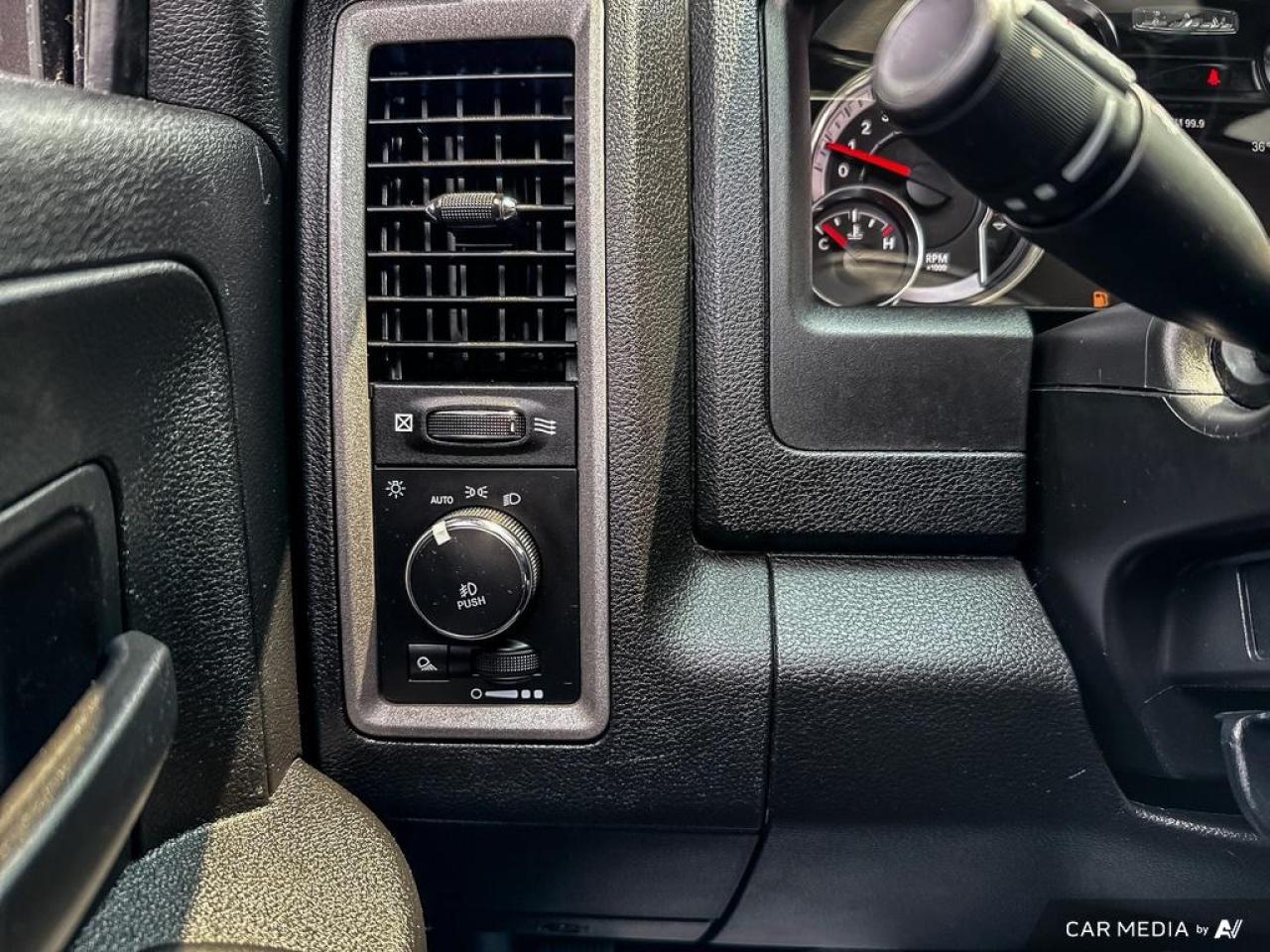 2022 RAM 1500 Classic EXPRESS / NO ACCIDENTS / HEMI / V8 / CREW CAB / AC - Photo #15