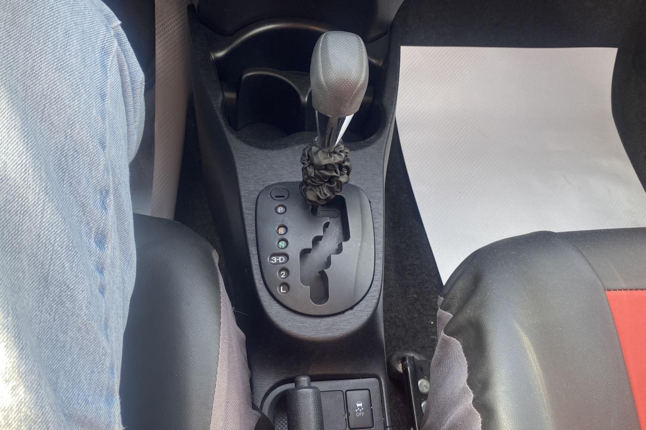 2012 Toyota Yaris LE - Photo #18