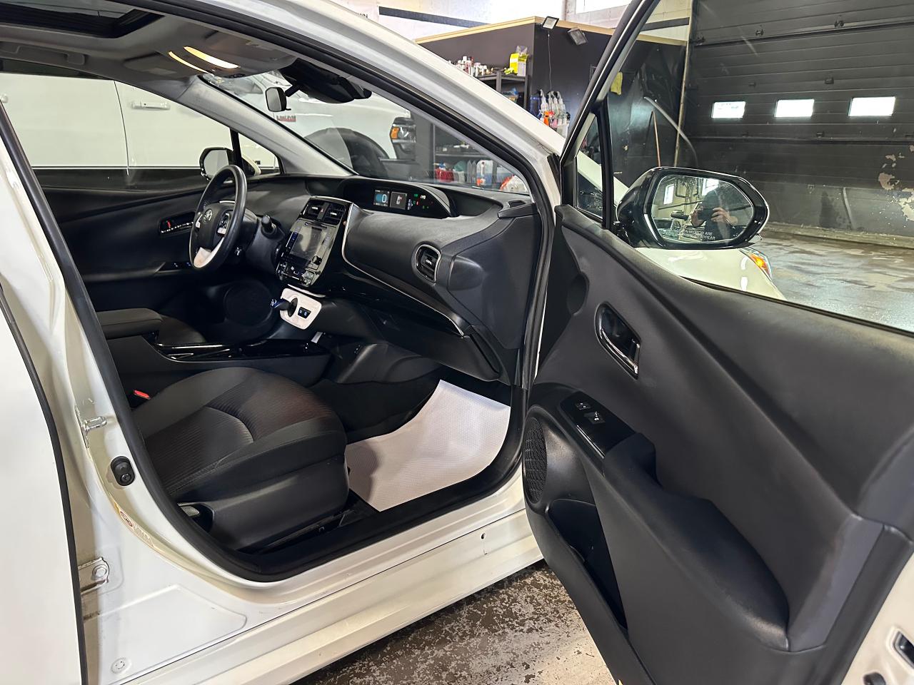 2019 Toyota Prius AWD - Photo #4