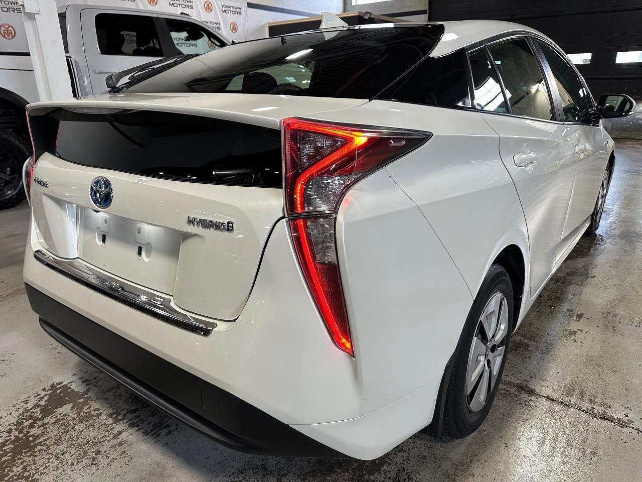 2019 Toyota Prius AWD - Photo #12