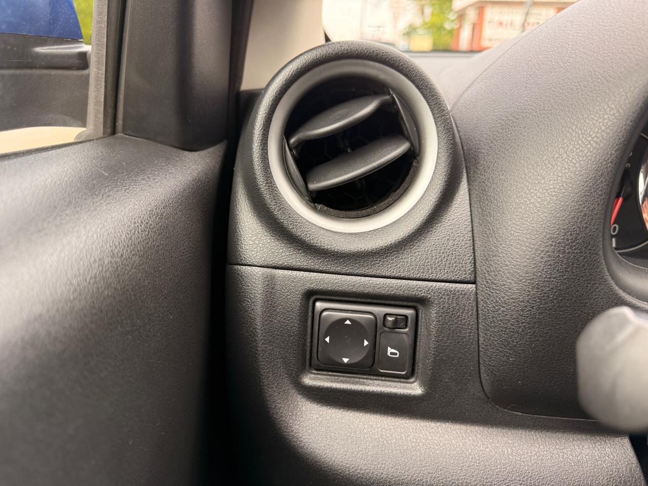 2015 Nissan Micra SV - Photo #28