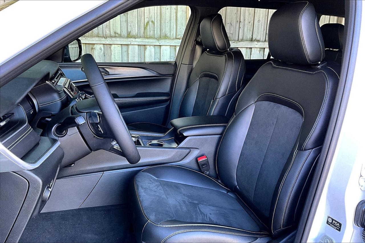 2025 Jeep Grand Cherokee ALTITUDE 4X4  Leather | Sunroof | 20" Wheels Photo