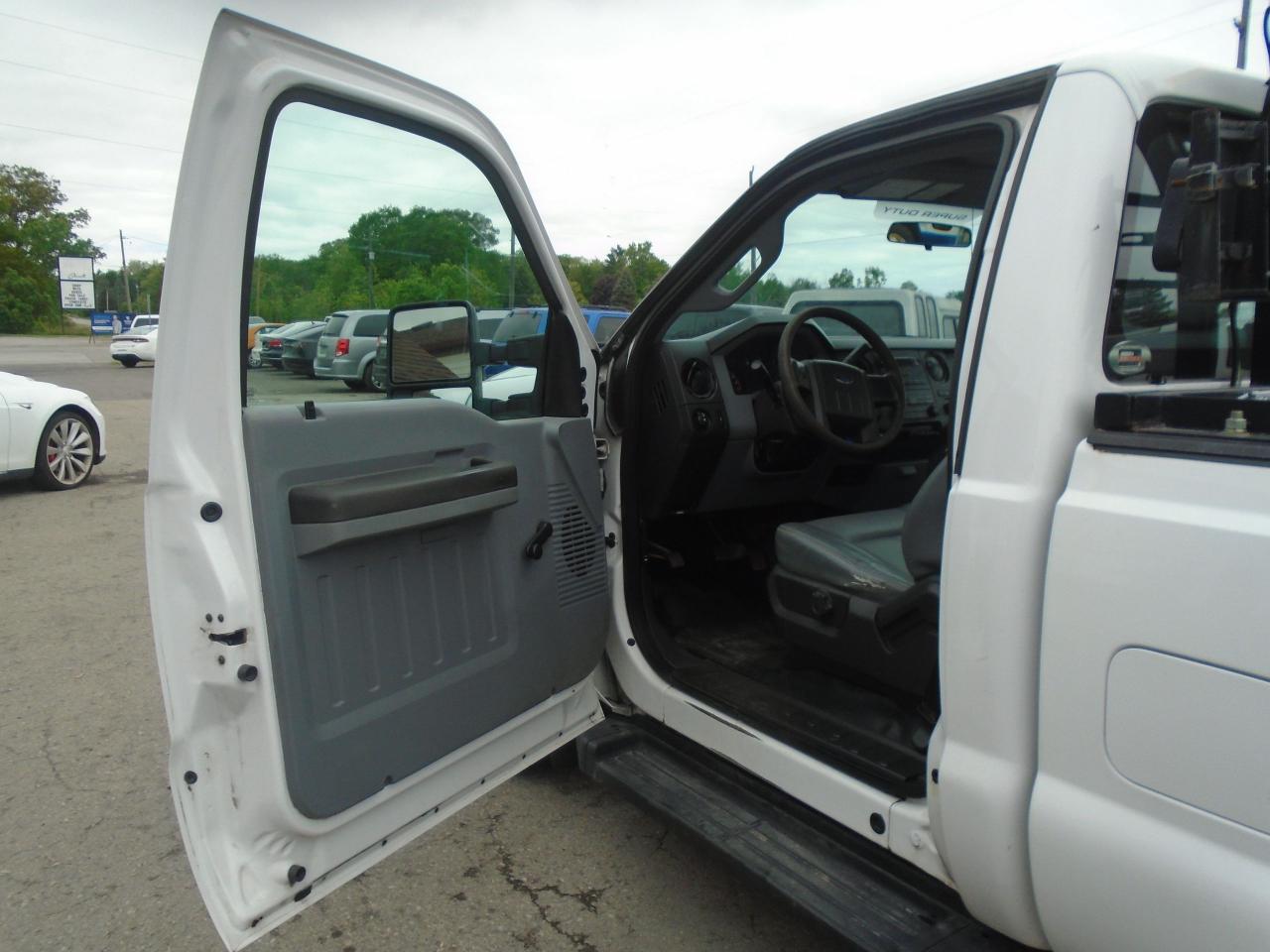 2016 Ford F-250 2WD Reg Cab 137  XL - Photo #9