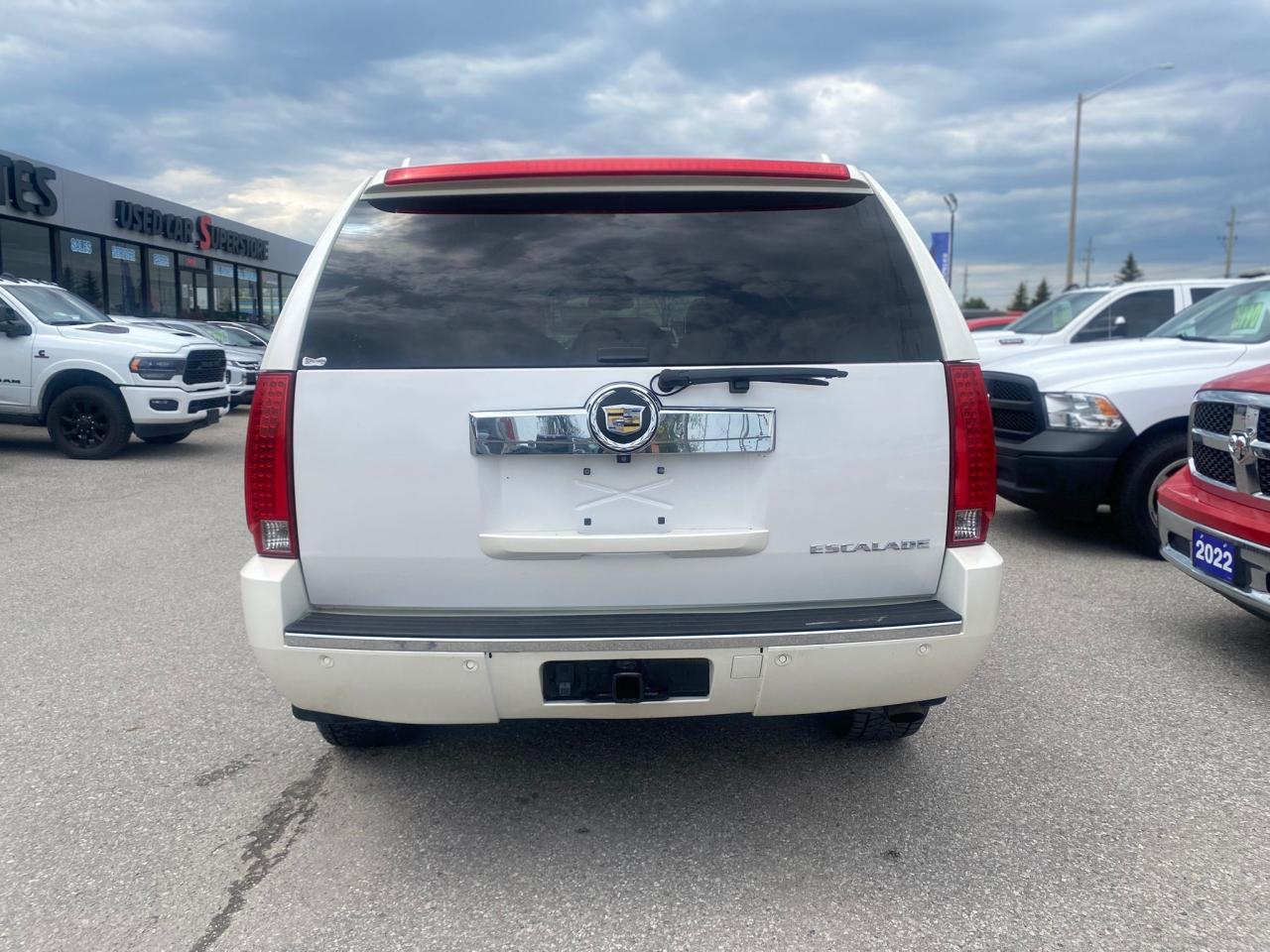 2011 Cadillac Escalade Luxury AWD ~22 Inch Chrome Wheels ~Leather ~Roof Photo4