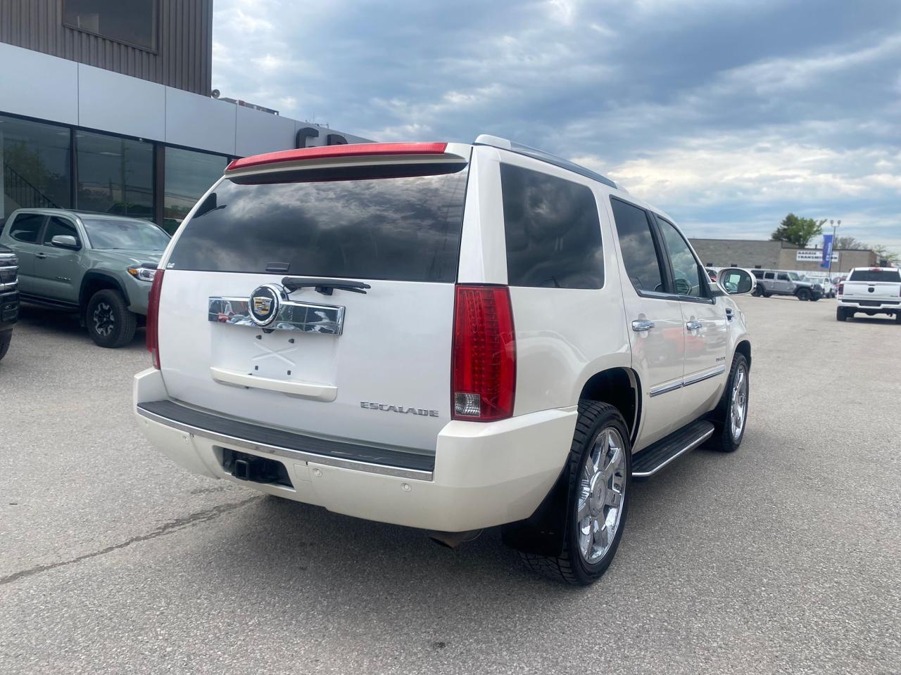 2011 Cadillac Escalade Luxury AWD ~22 Inch Chrome Wheels ~Leather ~Roof Photo3