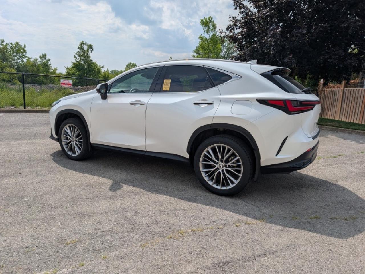 2024 Lexus NX 350 Premium  **LOW KMS - 1 OWNER** Photo2