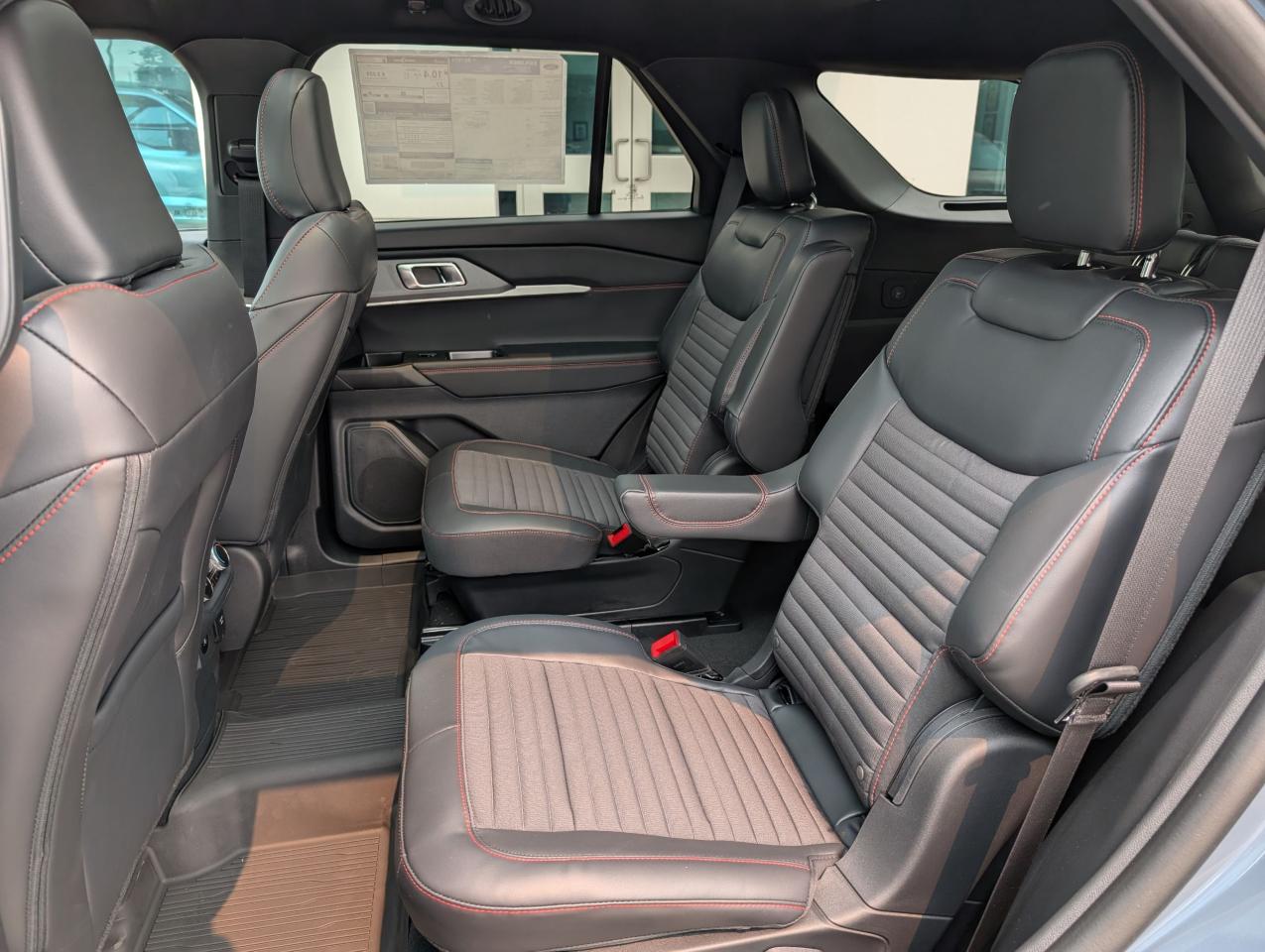 2025 Ford Explorer ST-Line Photo5
