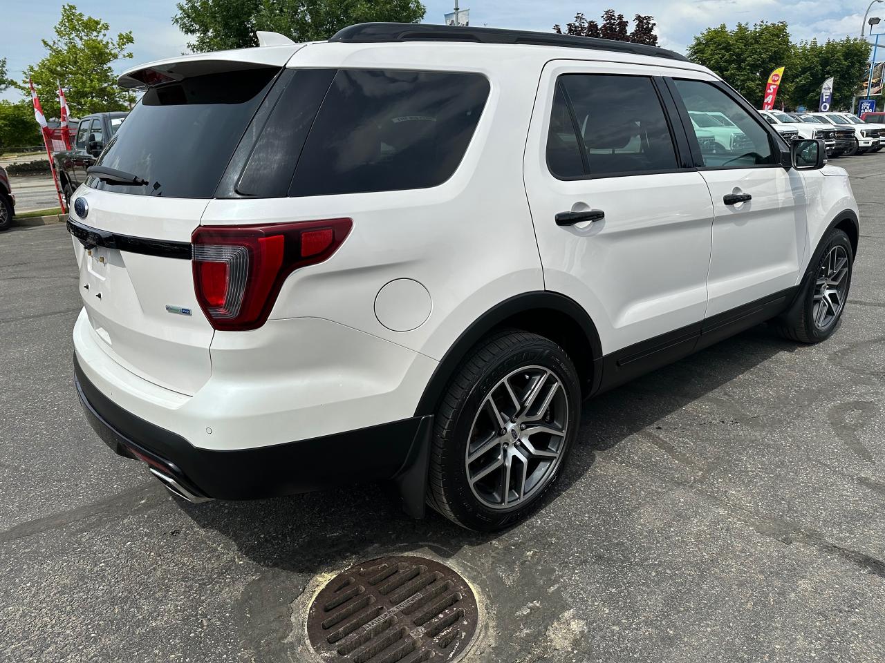 2017 Ford Explorer SPORT Photo4