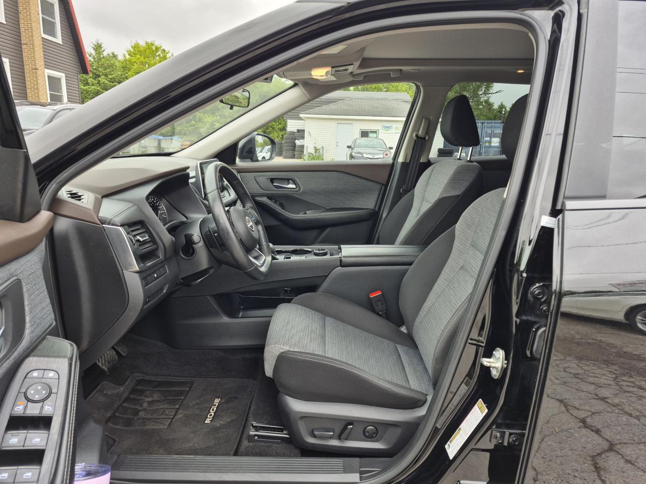 2023 Nissan Rogue AWD SV Moonroof Photo10