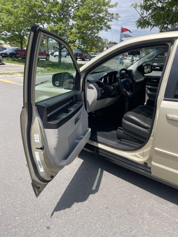 2010 Dodge Grand Caravan SE   STOW N GO   LEATHER - Photo #6