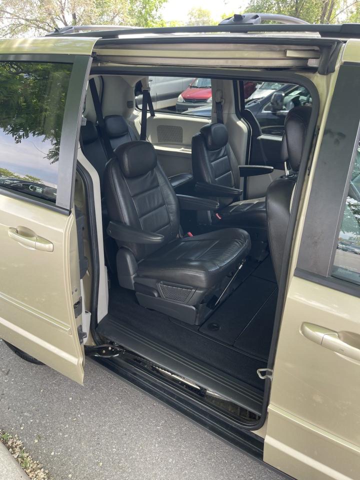 2010 Dodge Grand Caravan SE   STOW N GO   LEATHER - Photo #8