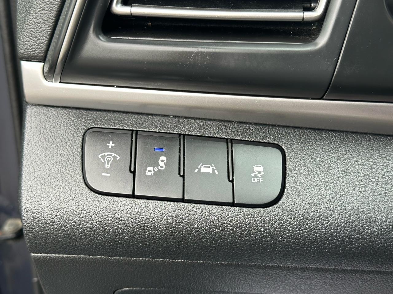 2020 Hyundai Elantra Luxury - Photo #17