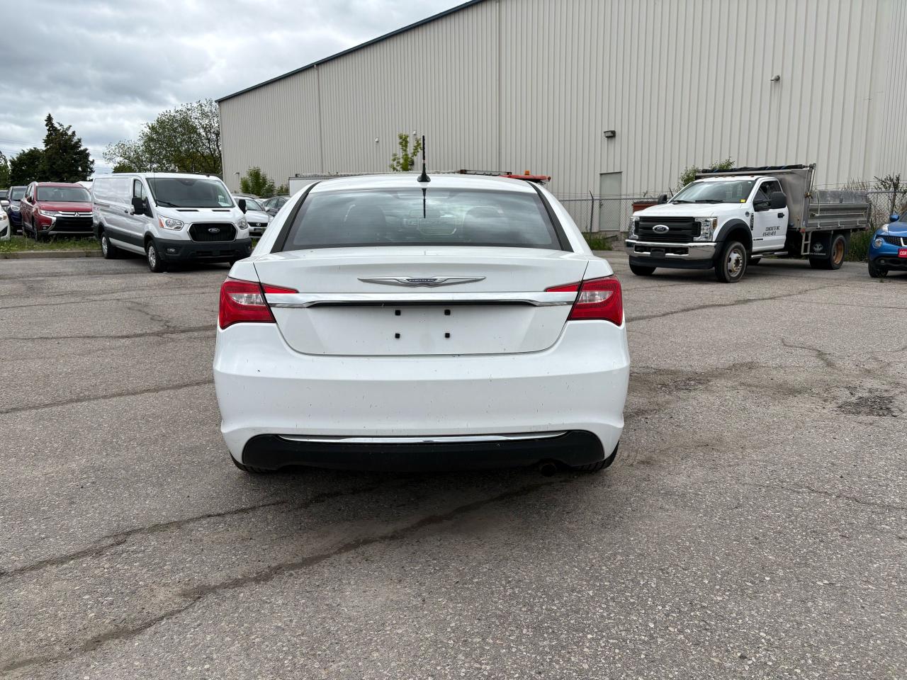 2014 Chrysler 200 LX - Photo #5