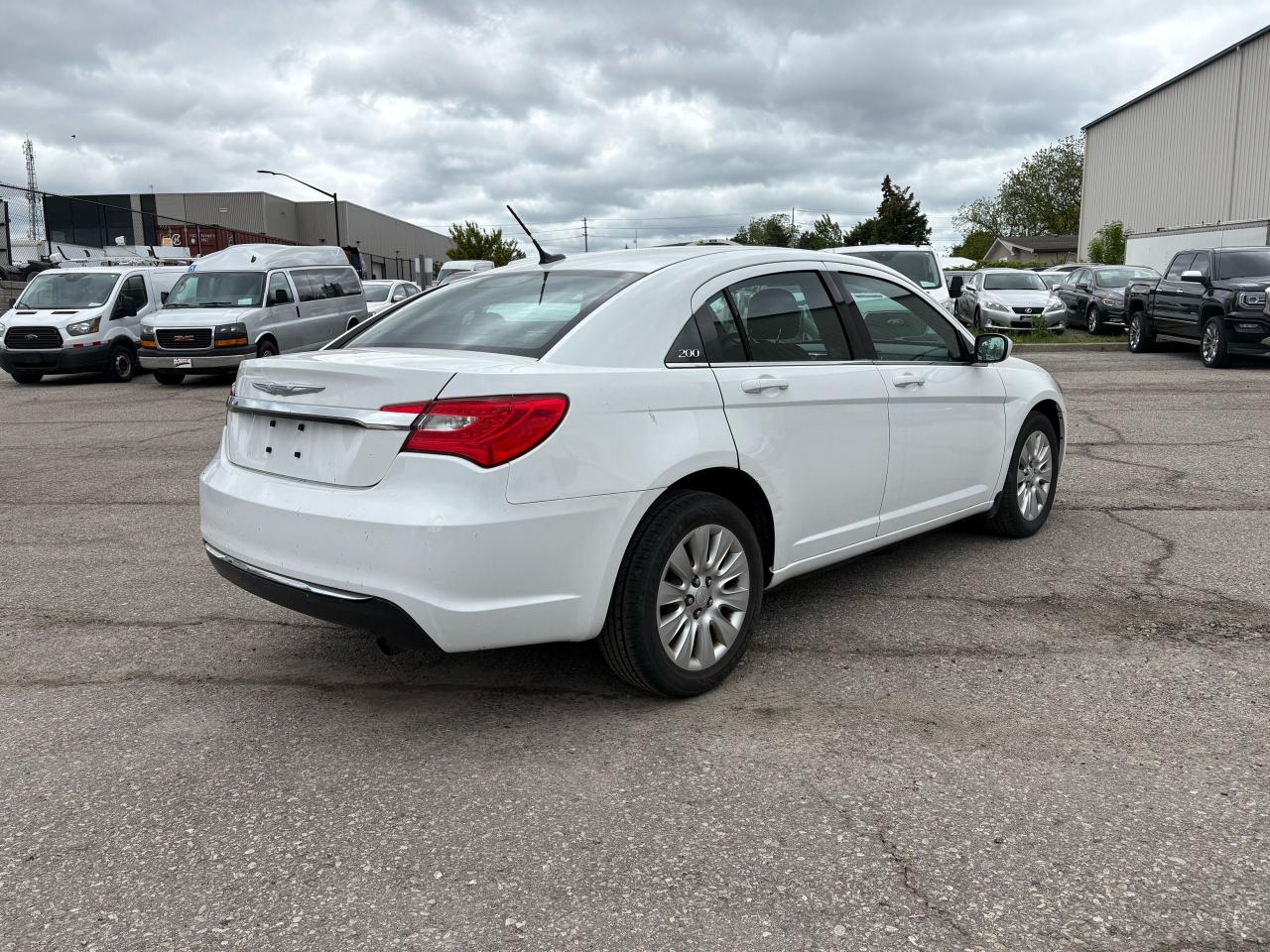 2014 Chrysler 200 LX - Photo #4