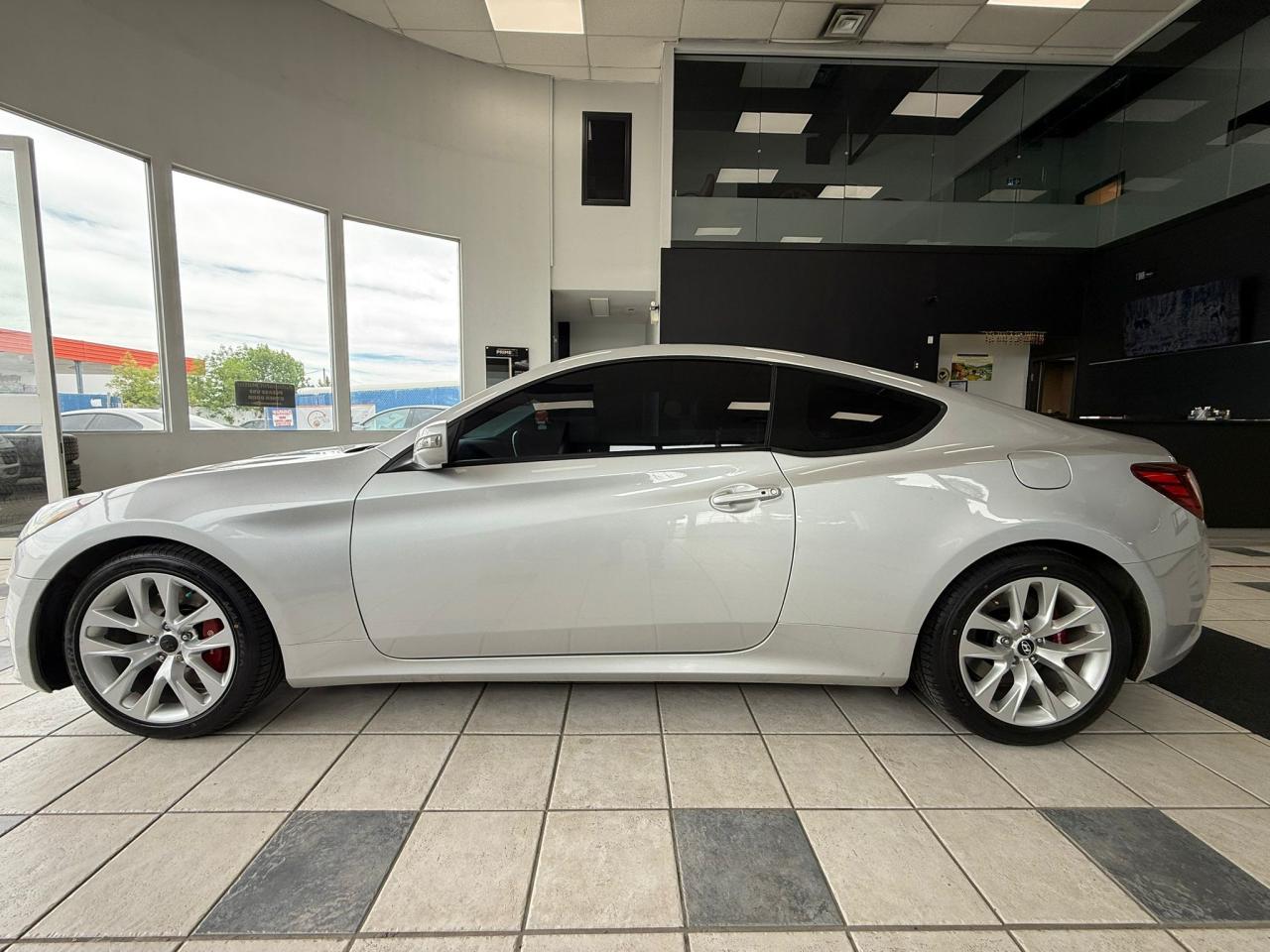 2016 Hyundai Genesis Coupe 3.8 GT | SUPER LOW KM | ALL CREDIT ACCEPTED!! - Photo #4