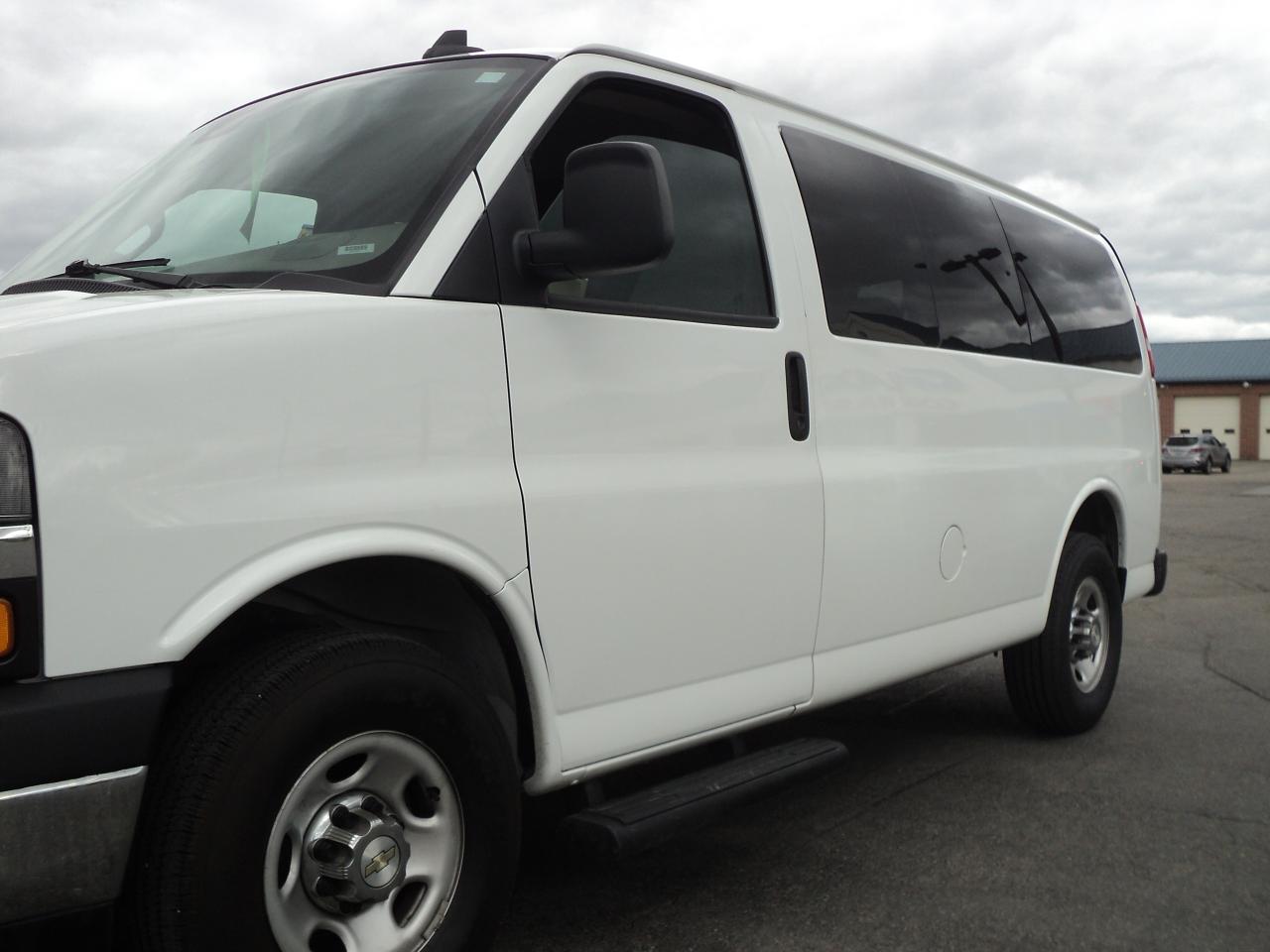 2022 Chevrolet Express LT2500 RWD 6.6L8cylGas12Passenger 135"WB BackUpCam - Photo #26