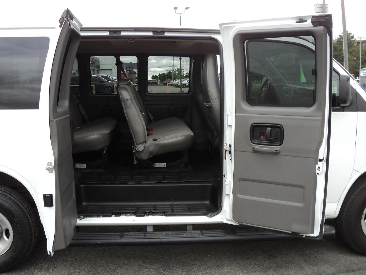 2022 Chevrolet Express LT2500 RWD 6.6L8cylGas12Passenger 135"WB BackUpCam - Photo #15