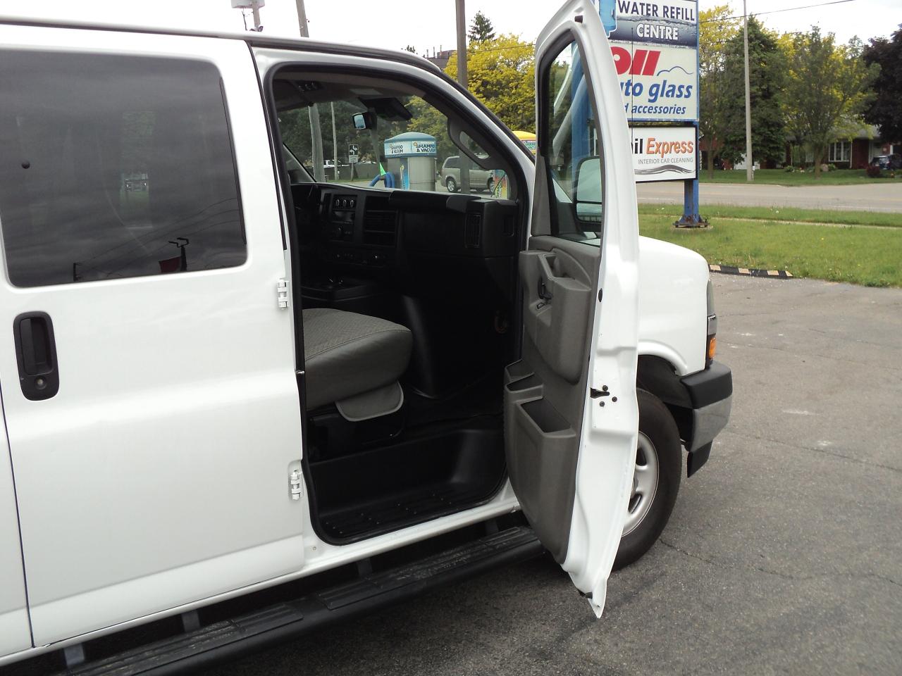 2022 Chevrolet Express LT2500 RWD 6.6L8cylGas12Passenger 135"WB BackUpCam - Photo #10
