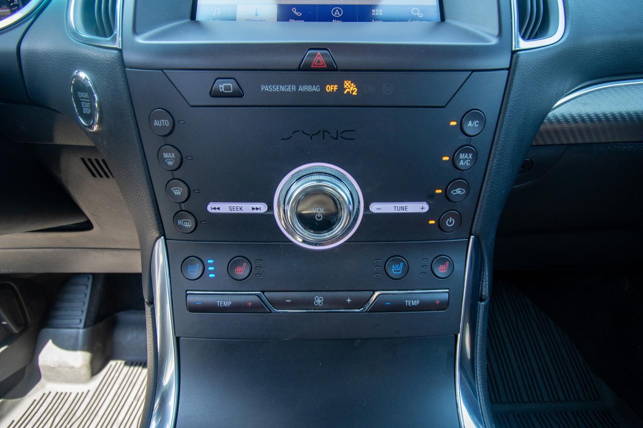 2020 Ford Edge Titanium AWD Photo5