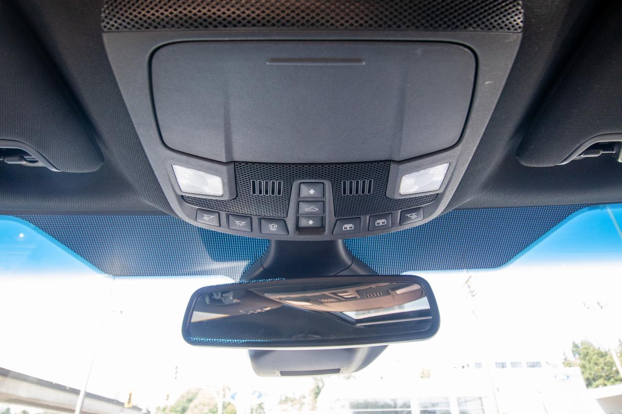2020 Ford Edge Titanium AWD Photo5