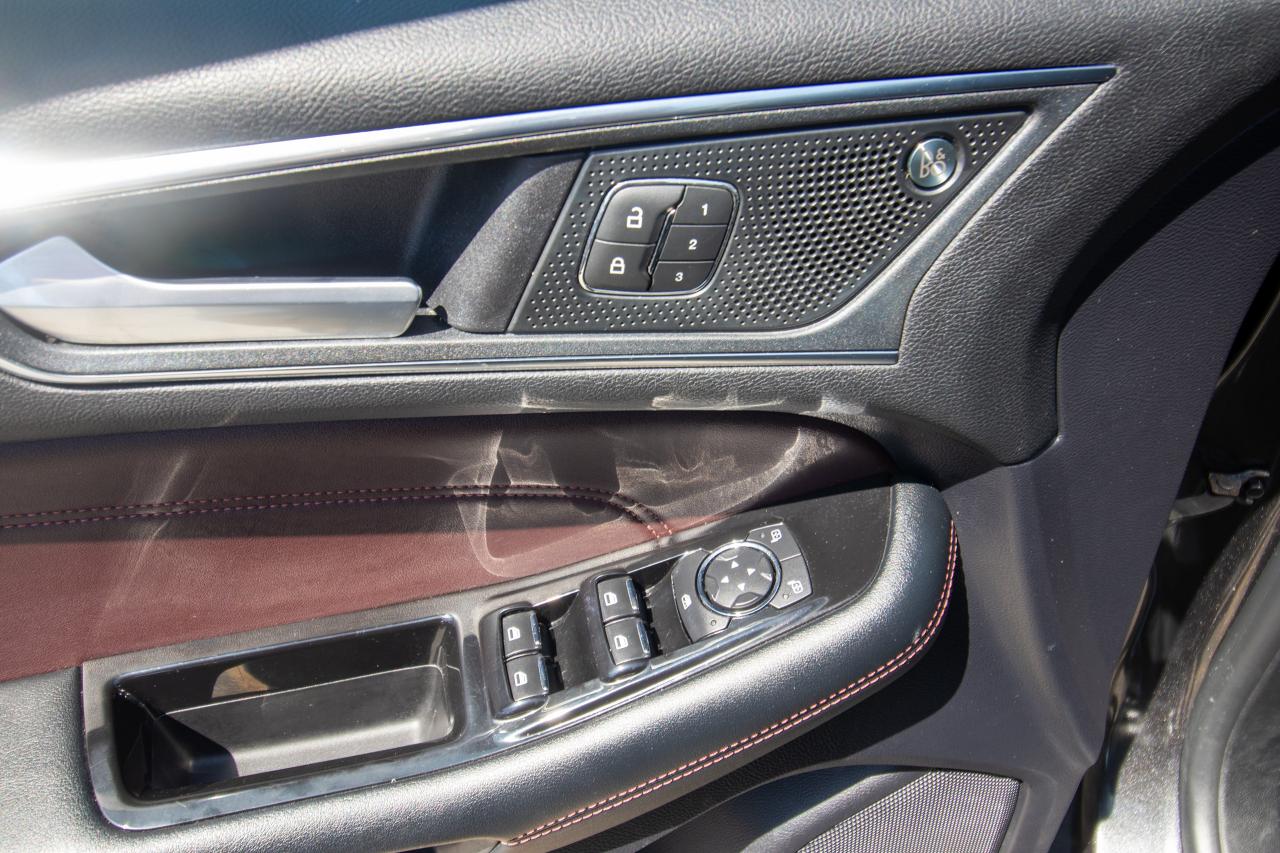 2020 Ford Edge Titanium AWD Photo5