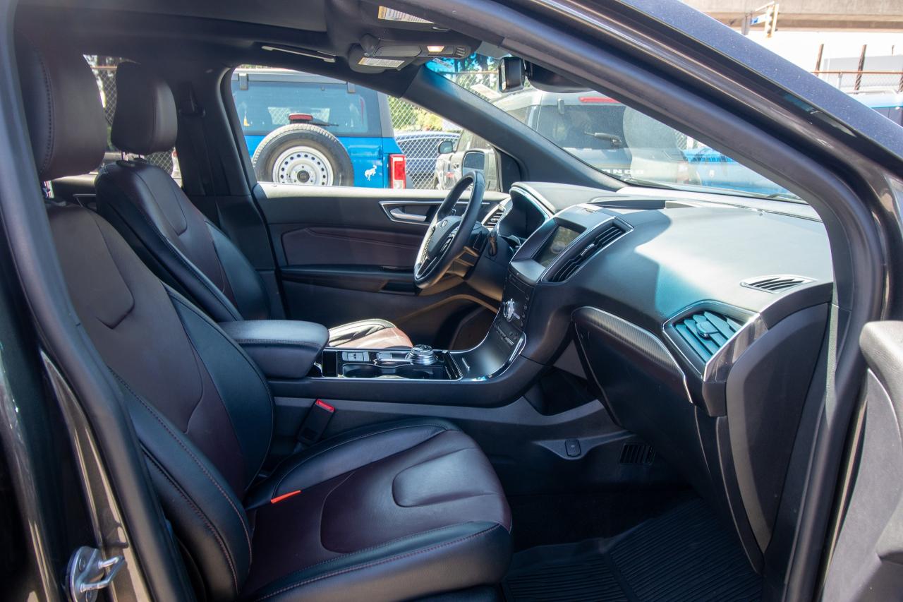2020 Ford Edge Titanium AWD Photo5
