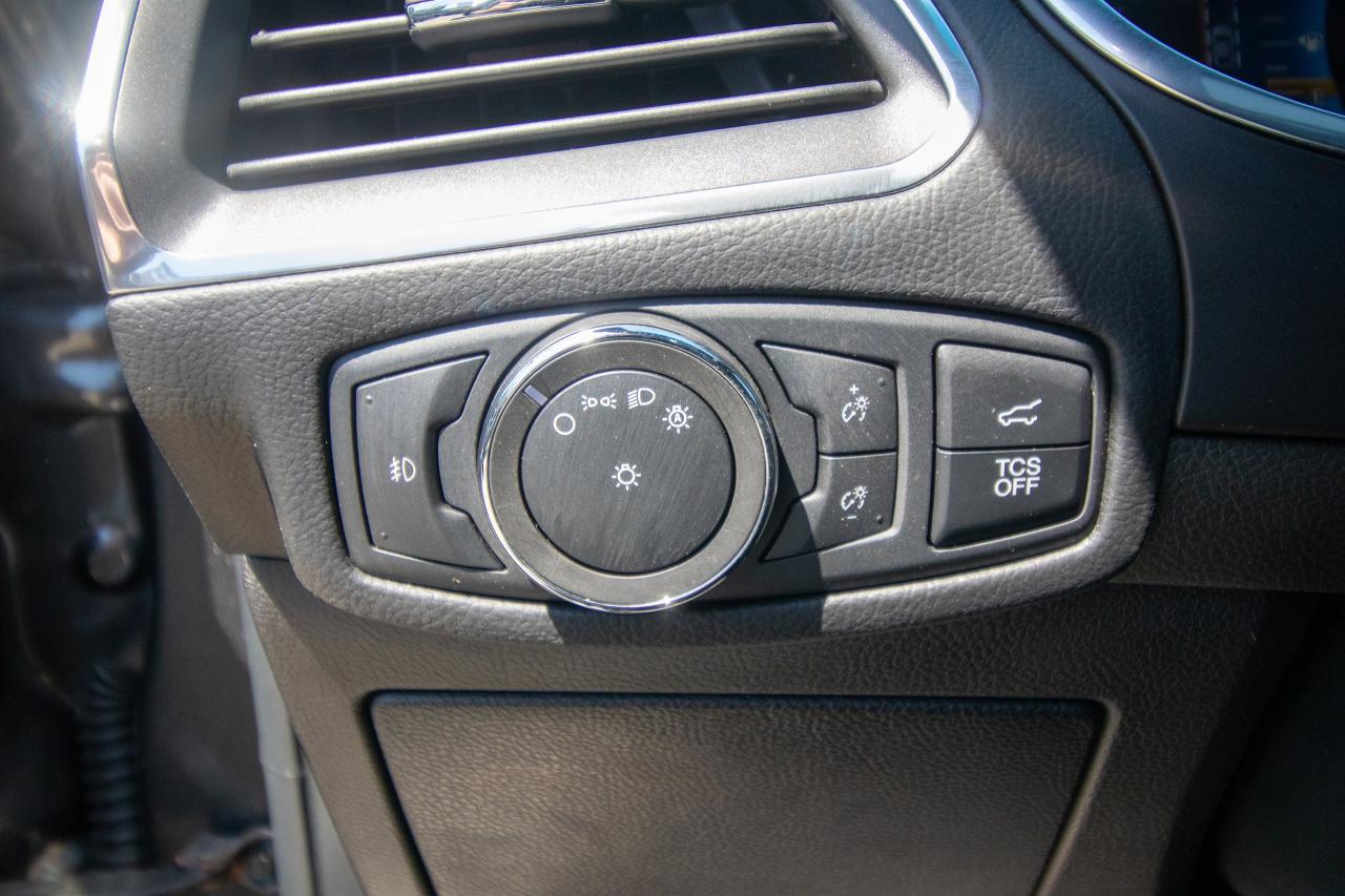 2020 Ford Edge Titanium AWD Photo5