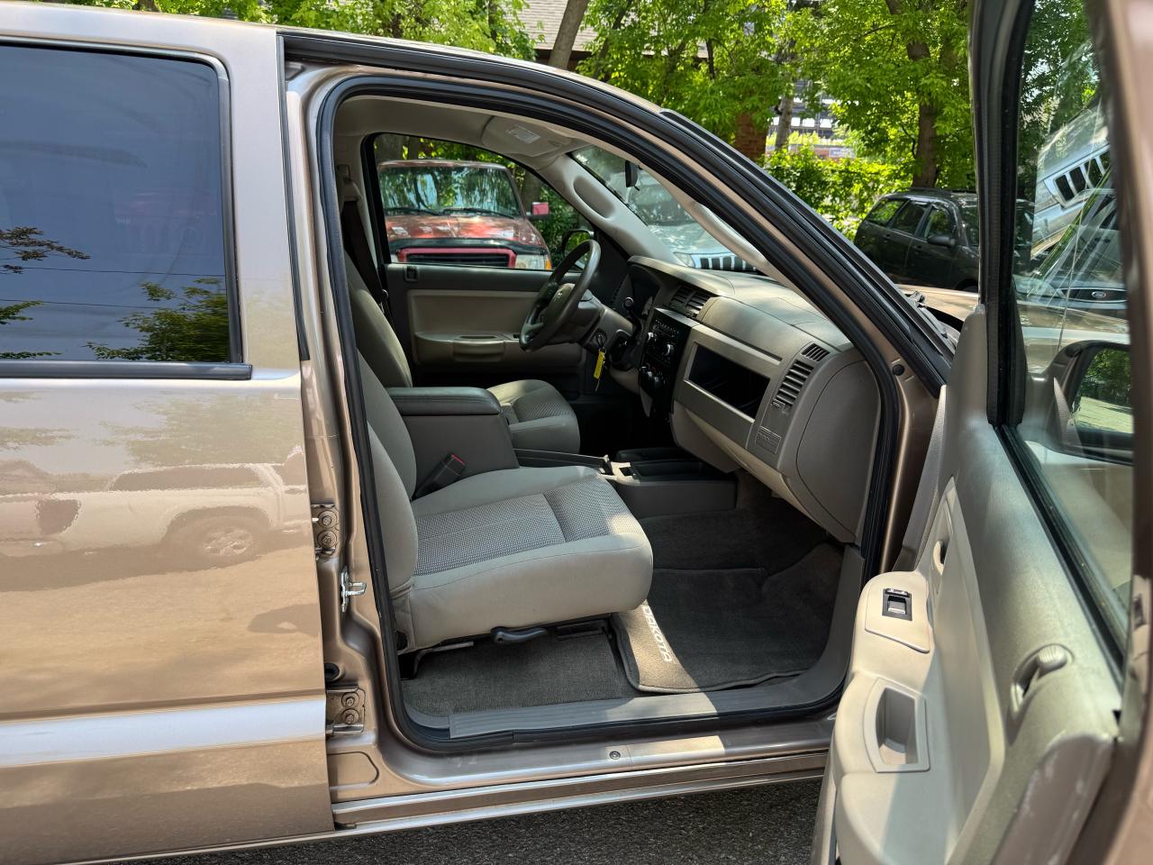 2009 Dodge Dakota SXT - Photo #16
