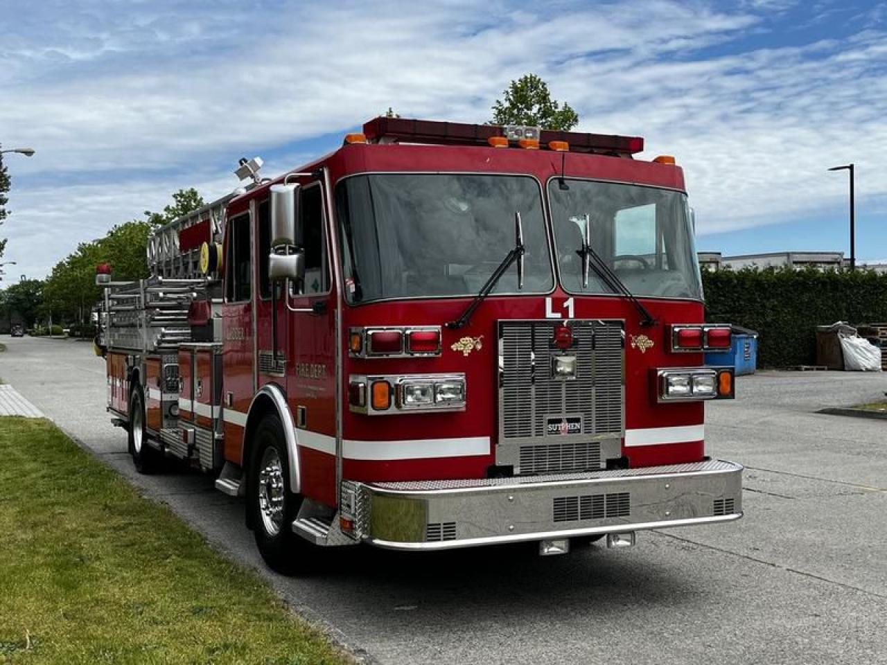 Used 2002 Sutphen Monarch 5 Foot Aerial Pumper CAT Diesel Fire Truck for sale in Burnaby, BC