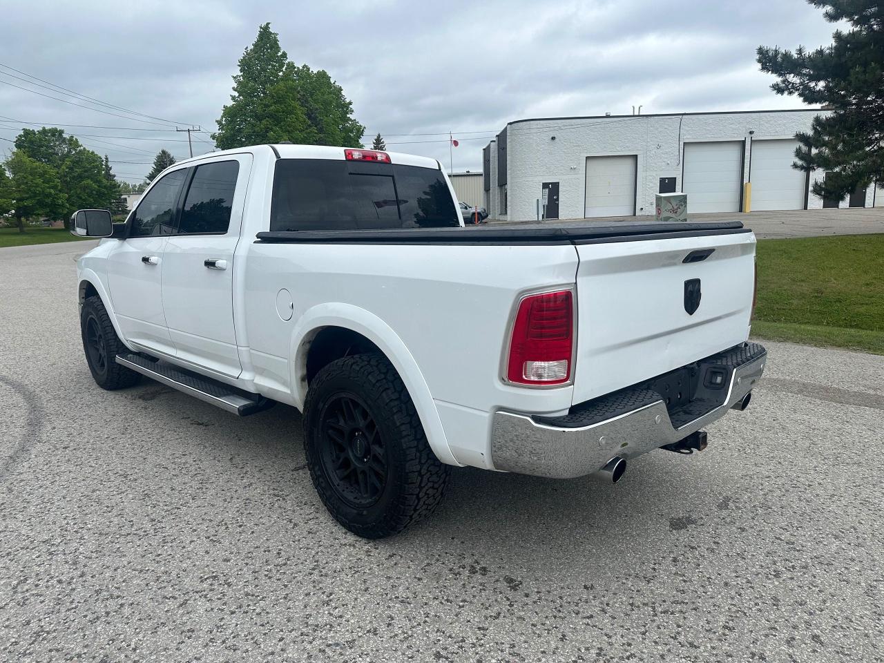 2015 RAM 1500 LARAMIE - DIESEL - 35” TIRES - Photo #2
