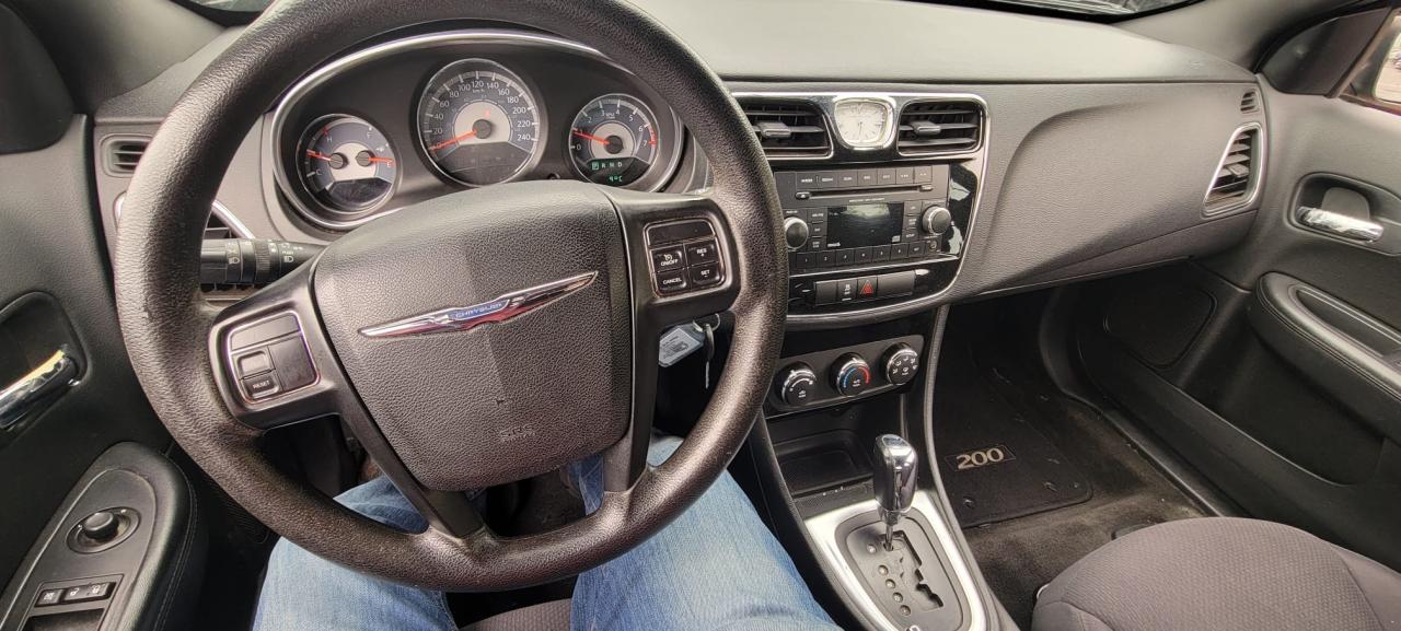 2013 Chrysler 200 LX - Photo #9