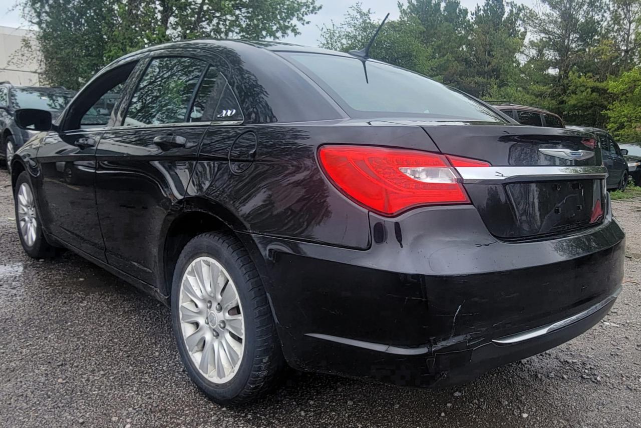 2013 Chrysler 200 LX - Photo #4