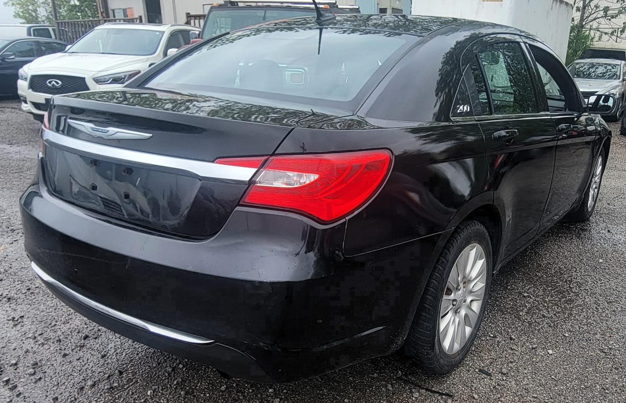 2013 Chrysler 200 LX Photo4