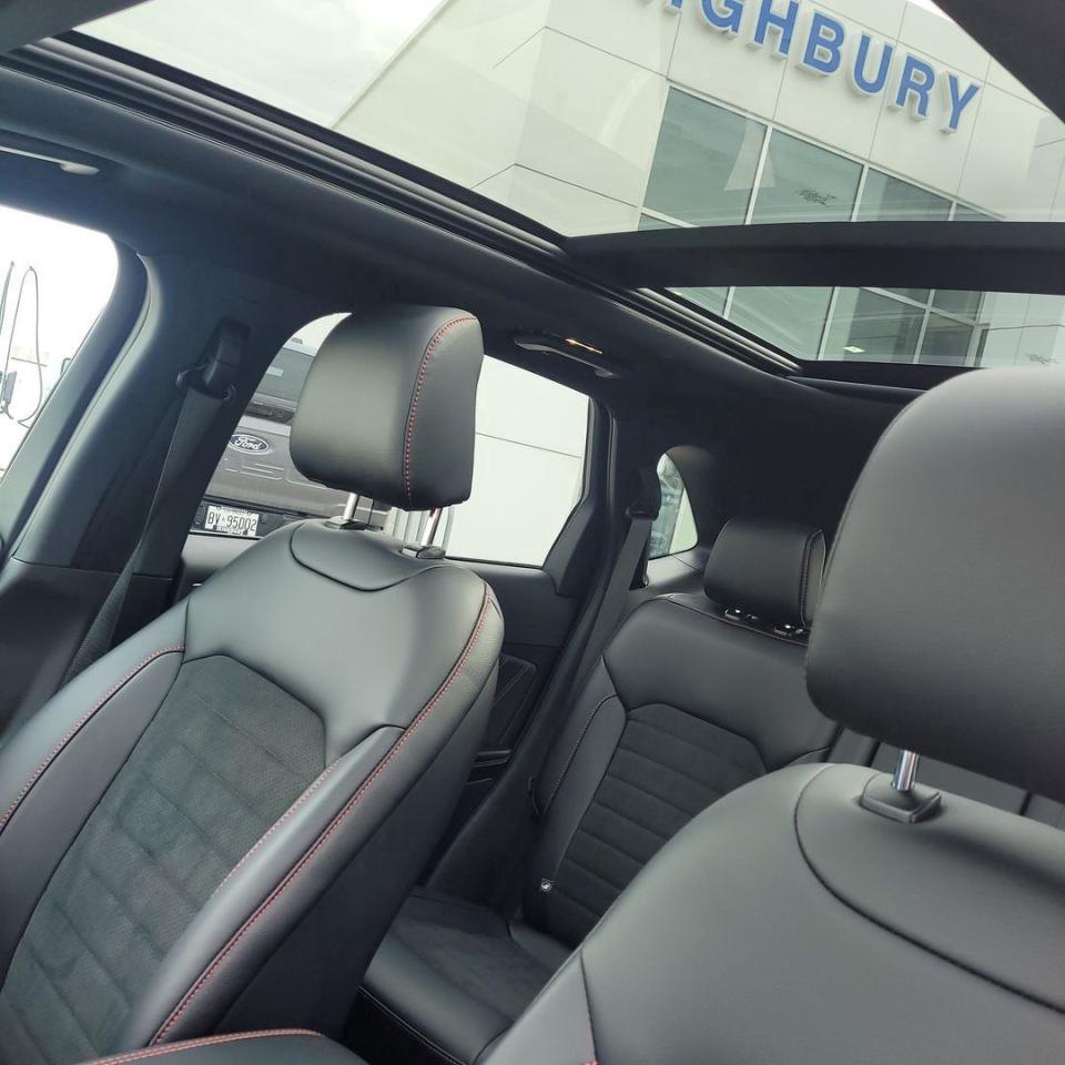2024 Ford Edge ST Line Photo31