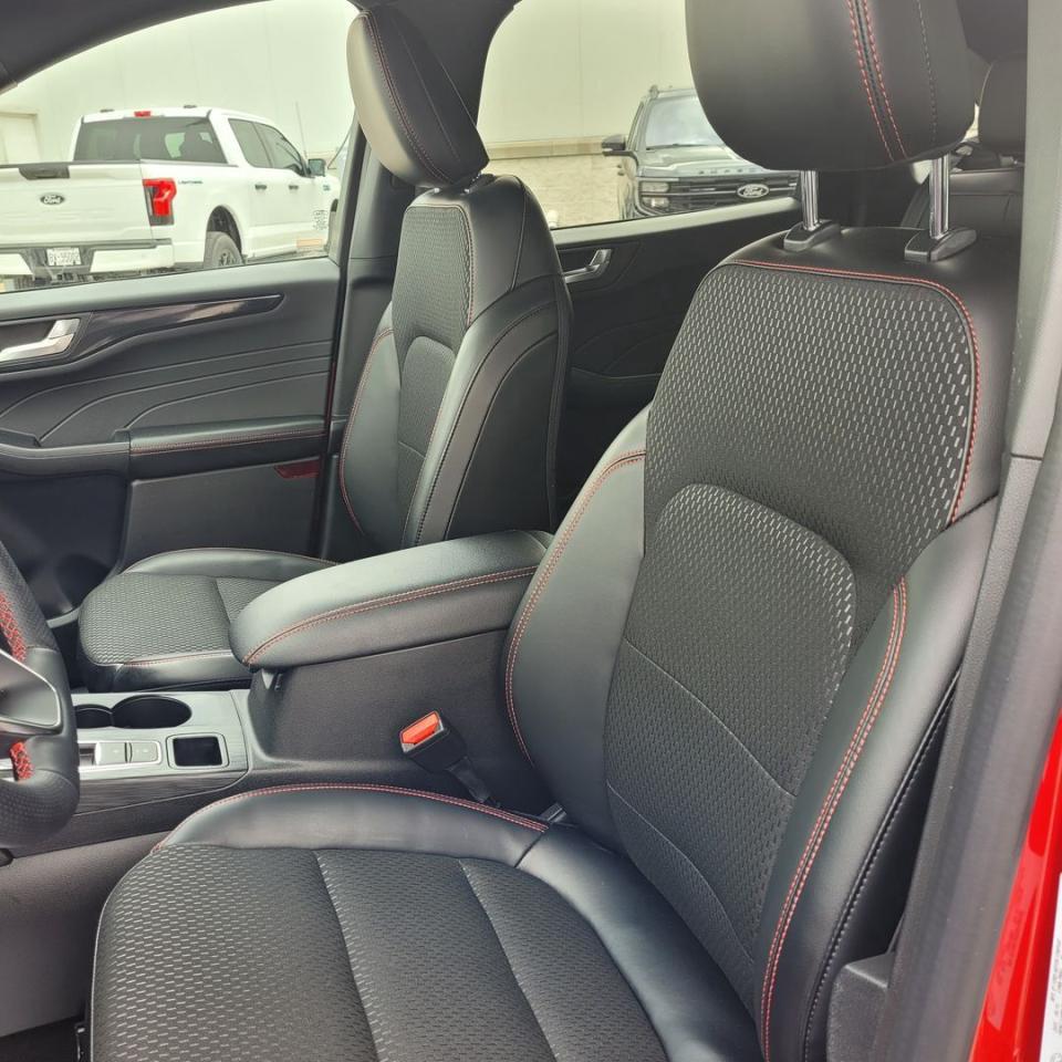 2024 Ford Escape ST-Line Photo27