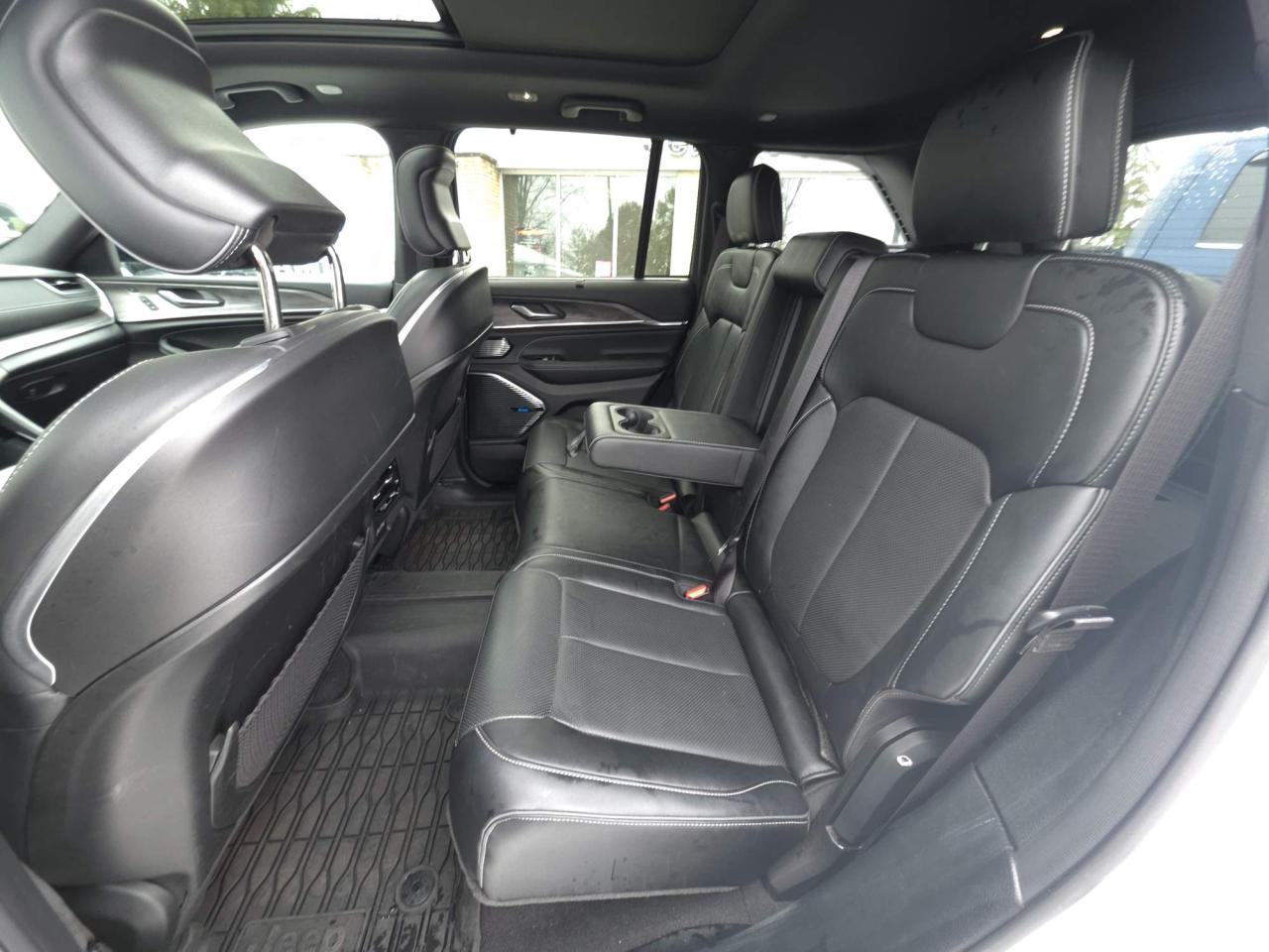 2022 Jeep Grand Cherokee Overland NAV! NAPPA LEATHER! LOW KMS! Photo