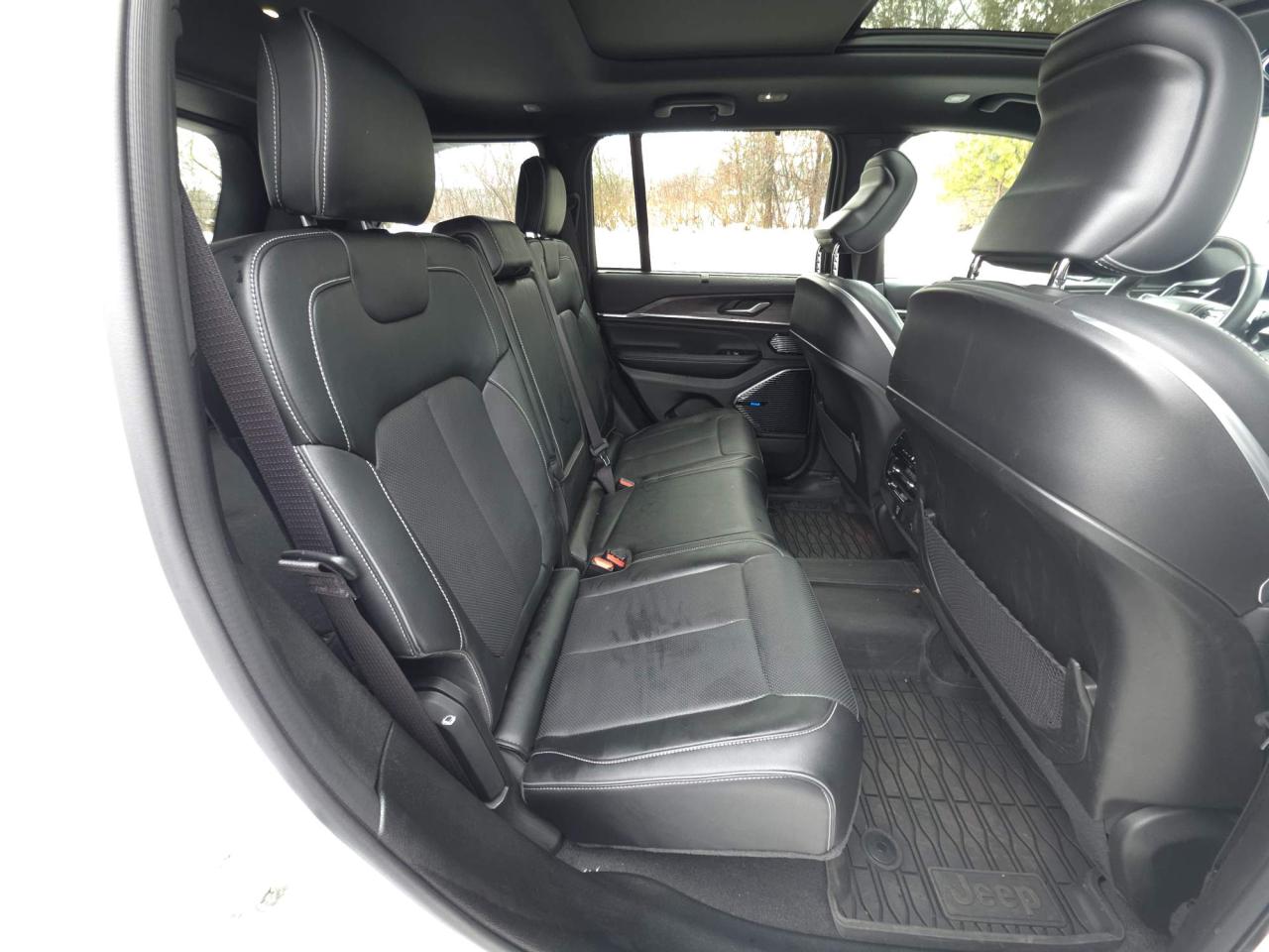 2022 Jeep Grand Cherokee Overland NAV! NAPPA LEATHER! LOW KMS! Photo