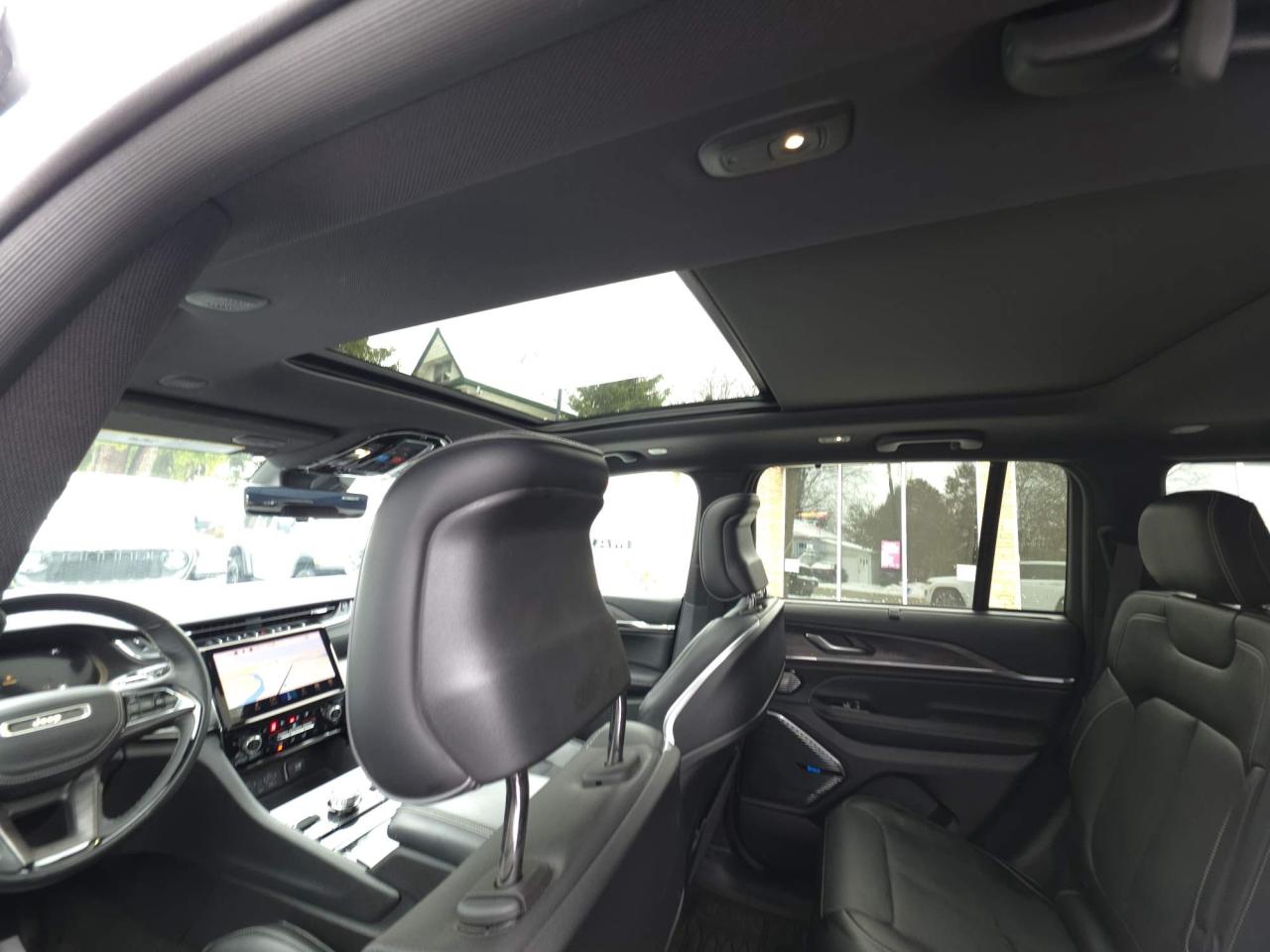 2022 Jeep Grand Cherokee Overland NAV! NAPPA LEATHER! LOW KMS! Photo