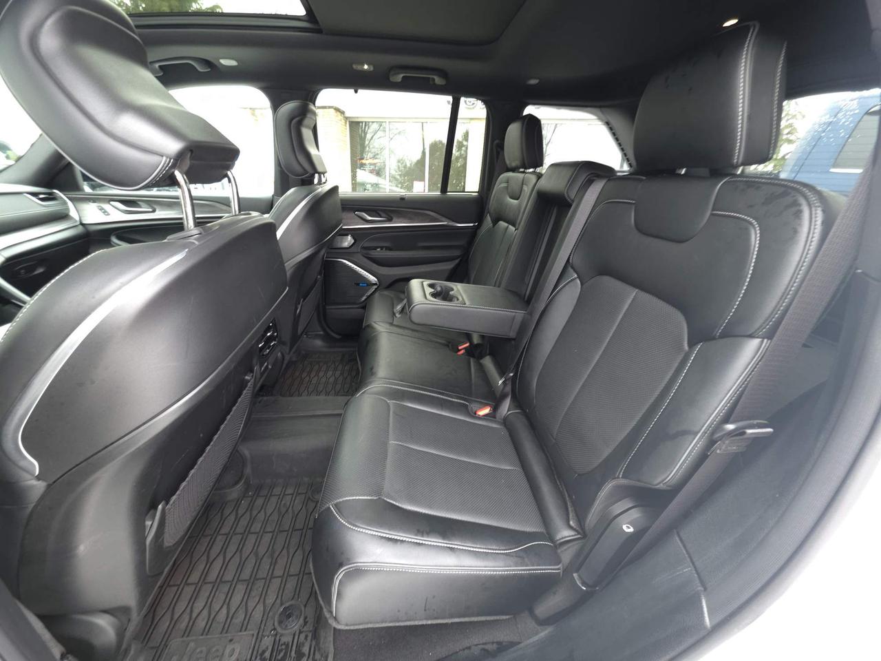 2022 Jeep Grand Cherokee Overland NAV! NAPPA LEATHER! LOW KMS! Photo