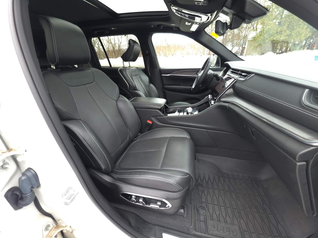 2022 Jeep Grand Cherokee Overland NAV! NAPPA LEATHER! LOW KMS! Photo