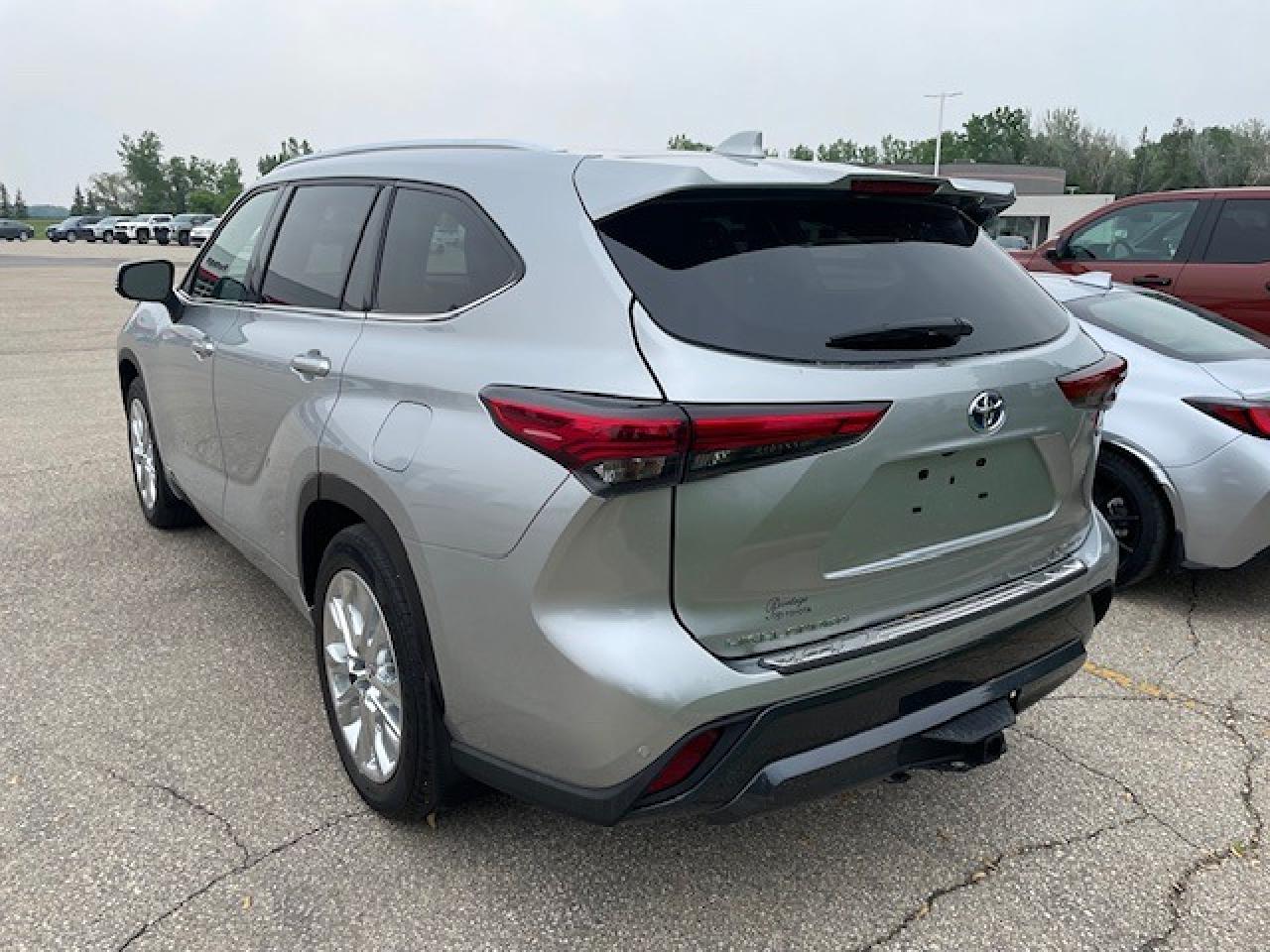 2022 Toyota Highlander Hybrid LIMITED Photo2