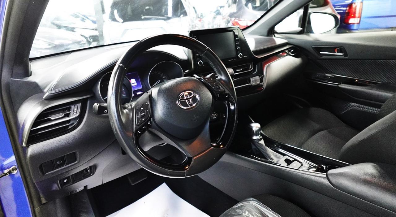 2019 Toyota C-HR XLE MODEL,NO ACCIDENT ,SERVICE  RECORDS.LOW KM - Photo #14