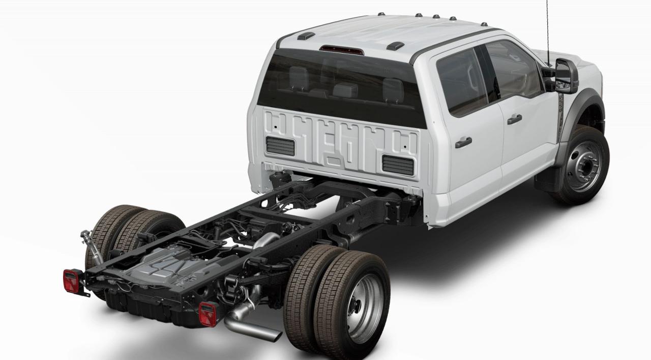 2025 Ford F-550 Super Duty DRW XLT 4WD Crew Cab 203 WB 84 CA Photo2